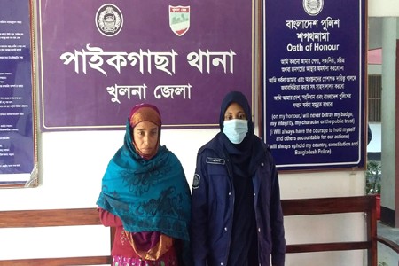 ৩০বোতল ফেন্সিডিল সহ মহিলা আটক