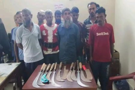 নড়াইল আদালত চত্বর থেকে দেশীয় অস্ত্রসহ ১১ জন আটক