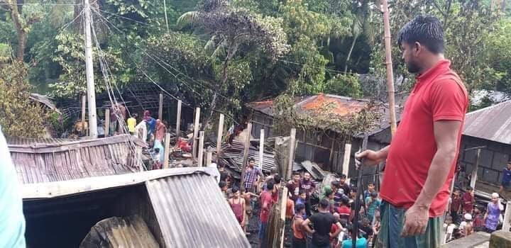 নোয়াখালীতে চুলার আগুনে ৭ ঘর পুড়ে ছাই