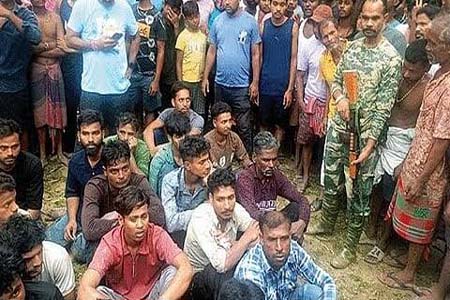 কাশ্মীর থেকে ফেরার পথে দক্ষিণ দিনাজপুর সীমান্তে ২৫ বাংলাদেশি আটক