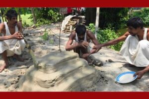 ক্ষুধা লাগলে মায়ের চিতায় প্লেট নিয়ে ছুটে যান তিন ভাই