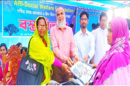 ধামইরহাটে এআরআই সোশ্যাল ওয়েলফেয়ার ফাউন্ডেশনের উদ্যোগে বস্ত্র বিতরণ