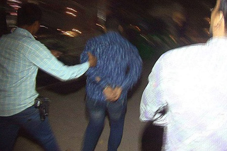 ডিবি পরিচয়ে টাকা