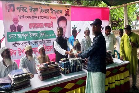 আগৈলঝাড়ায় ব্যক্তিগত উদ্যোগে চারশ পরিবারের মাঝে ঈদ উপহার বিতরণ