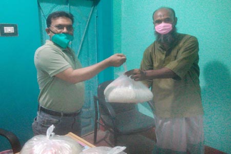 কুল্যায় অসহায়দের মাঝে খাদ্য সামগ্রী বিতরণ