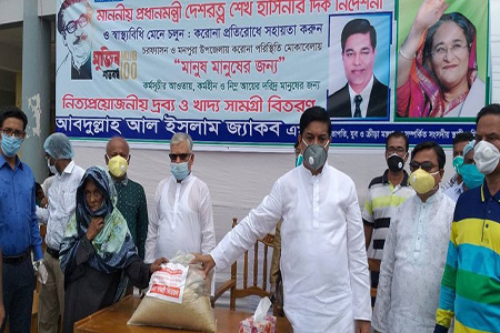 চরফ্যাসনে সংসদ সদস্য জ্যাকবের খাদ্য সহায়তা বিতরণ