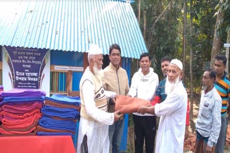 ডাসারে শীতার্তদের মাঝে শীতবস্ত্র বিতরণ