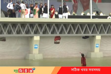 পানিতে দাঁড়িয়ে প্রধানমন্ত্রীর সঙ্গে কথা