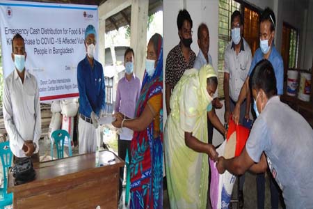 কারিতাসের ত্রাণ বিতরণ