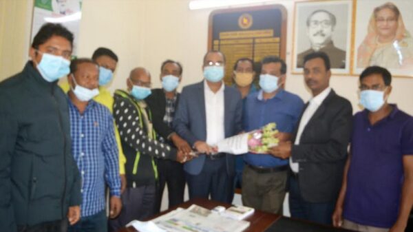 রিপোর্টার্স ইউনিটি’র ফুলেল শুভেচ্ছা