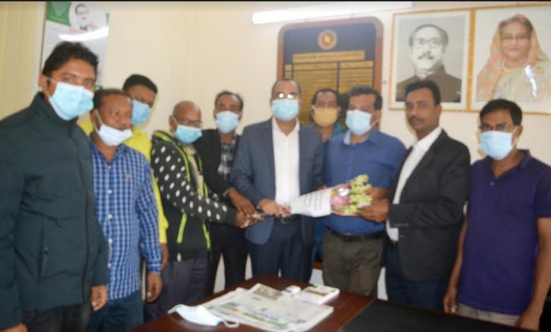 নবাগত উপজেলা নির্বাহী কর্মকর্তাকে আগৈলঝাড়া রিপোর্টার্স ইউনিটি’র ফুলেল শুভেচ্ছা