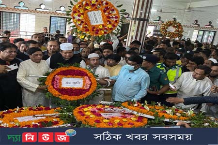 ফুল দিয়ে শ্রদ্ধা নিবেদন