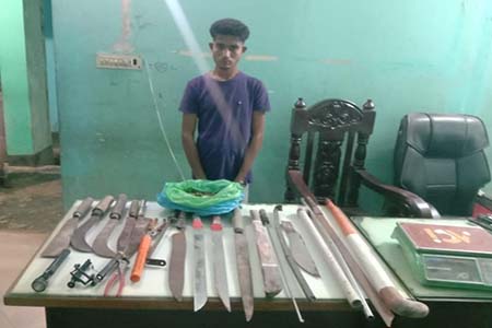 নোয়াখালীতে দেশীয় অস্ত্র-গাঁজাসহ তরুণ গ্রেফতার