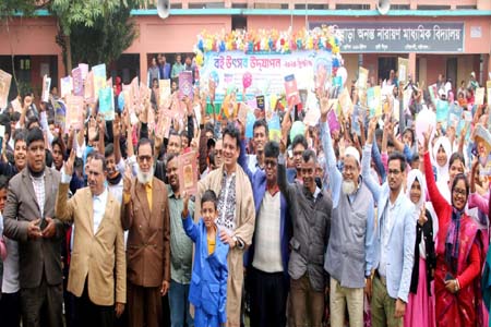 নতুন বই পেয়ে বাঁধভাঙা উচ্ছাসে শিক্ষার্থীদের