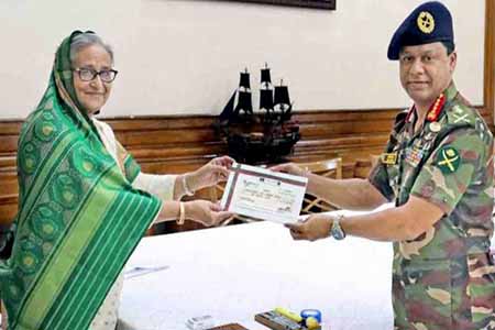 প্রধানমন্ত্রীর কাছে চেক হস্তান্তর