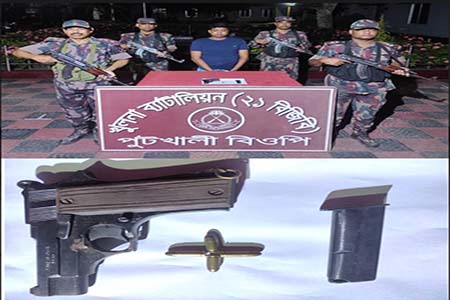 বেনাপোল সীমান্তে পিস্তল, ম্যাগজিন ও গুলিসহ অস্ত্র ব্যবসায়ী আটক