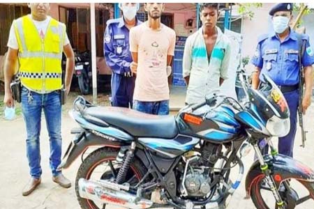 পাটকেলঘাটায় পুলিশের অভিযানে চোরাই মোটর সাইকেলসহ দুজন গ্রেফতার
