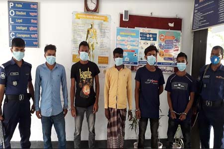 রাণীনগরে পুলিশের অভিযানে পাঁচ জুয়াড়ু আটক