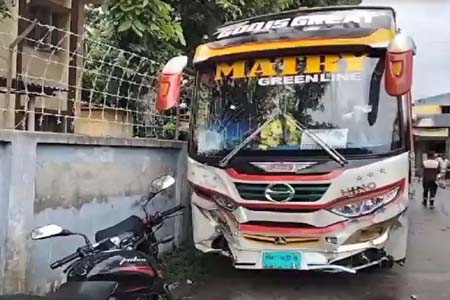 বাস ও মোটরসাইকেলের মুখোমুখি সংঘর্ষ