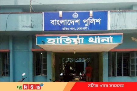 পুলিশের সামনেই স্বতন্ত্র প্রার্থীর সমর্থকদের ওপর হামলা