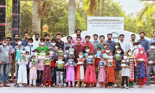 বঙ্গবন্ধুর জন্মদিন উপলক্ষে শিশুদের সাথে আনন্দ ভাগ করলেন ছাত্রলীগ নেতা