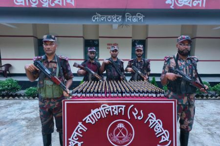 বেনাপোল দৌলতপুর সিমান্ত থেকে ৩১০ বোতল ভারতীয় উইনিক্স সিরাপ উদ্ধার
