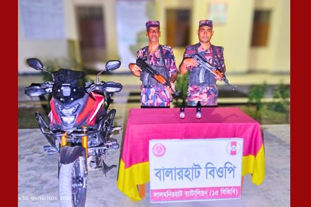 ফুলবাড়ীতে বিজিবি’র অভিযানে ভারতীয় ইস্কাপ সিরাপসহ মোটরসাইকেল জব্দ