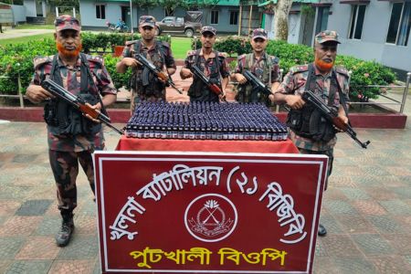 বেনাপোল পুটখালী সিমান্ত এলাকায় বিজিবি অভিযানে ৬১৭ বোতল ভারতীয় নেশা জাতীয় সিরাপ উদ্ধার 