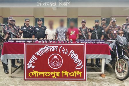 বেনাপোল দৌলতপুর সিমান্ত এলাকায় যৌথ অভিযান
