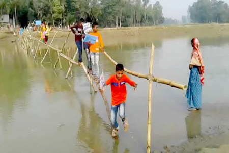 ৫০ হাজার মানুষের দূর্ভোগ একমাত্র ভরসা বাঁশের সাঁকো