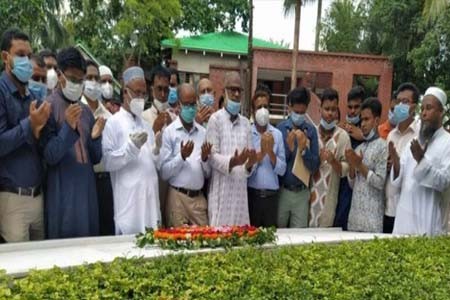 উপাচার্যের শ্রদ্ধা নিবেদন