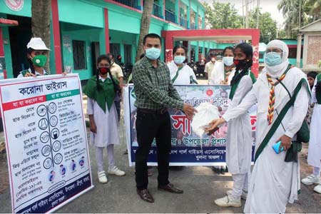 দরিদ্র শিক্ষার্থী ও দুস্থ মহিলাদের শিক্ষা সামগ্রীসহ ত্রাণ বিতরণ