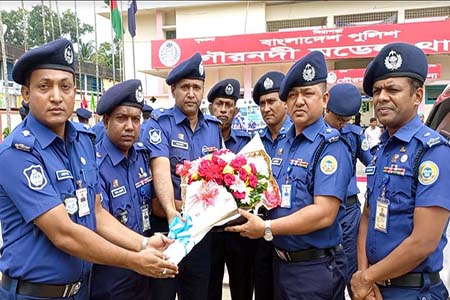 বরিশালের পুলিশ সুপার গৌরনদী মডেল থানা পরিদর্শন ও মতবিনিময় সভা
