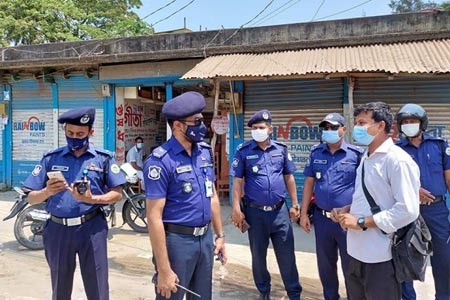 সর্বাত্মক লকডাউনে ভোলায় কঠোর অবস্থান পুলিশ, শহর ফাঁকা