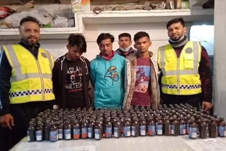 বেনাপোলে তিন ফেন্সিডিল পাচারকারী গ্রেফতার