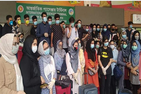 বেনাপোল ইমিগ্রেশনে আটকা তিন শতাধিক ভারতীয় যাত্রীর দেশে ফেরার আকুতি
