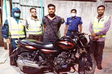 বেনাপোলে চোরাই মোটরসাইকেল সহ আটক-১