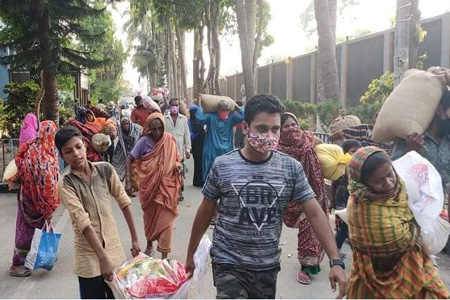 বেনাপোলে খেটে খাওয়া মানুষের মাঝে খাদ্য সামগ্রী বিতরণ কাস্টমস কমিশনারের