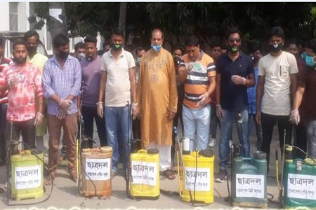 বেনাপোলে করোনা ভাইরাস বিস্তার প্রতিরোধে ছাত্রদলের উদ্দ্যোগে জীবাণুনাশক স্পে