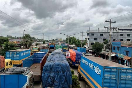 মহাযানজট এর কবলে স্থল বন্দর বেনাপোল