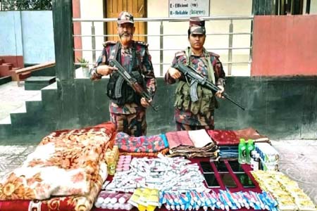 বেনাপোলে প্রায় ২ লক্ষ টাকার ভারতীয় মোবাইল ও পণ্য সামগ্রী জব্দ