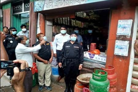 বেগমগঞ্জে ভ্রাম্যমান আদালতের অভিযানে দুই দোকানে লাখ টাকা অর্থদন্ড