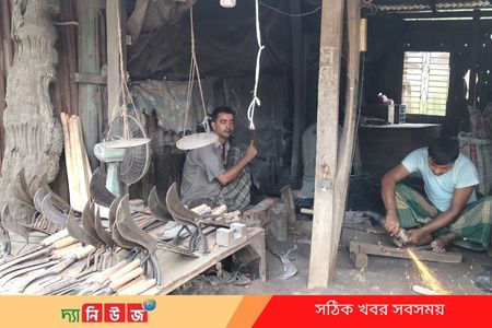 হাতুররি বাররি টুং টাং শব্দে ব্যস্ত কামার শিল্পরা