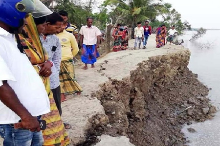 ওয়াপদা রাস্তায় ভাঙ্গন