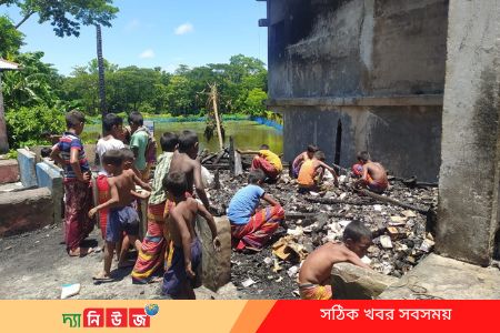 মশার কয়েলের আগুনে পুড়ে ছাই ৫ দোকান