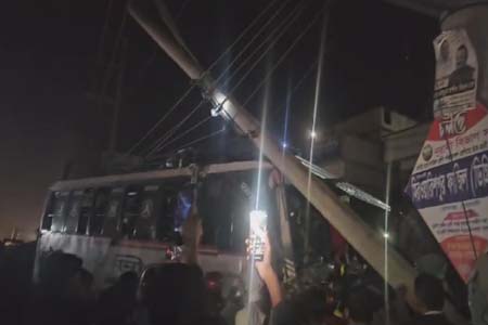 বাস ঢুকে পড়লো দোকানে