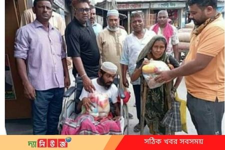 পাইকগাছায় প্রতিবন্ধি পরিবারের পাশে চেয়ারম্যান