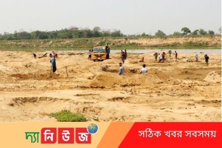 কুশিয়ারা নদীর চর কেটে বালু বিক্রি করছে স্থানীয় কয়েকটি প্রভাবশালী মহল