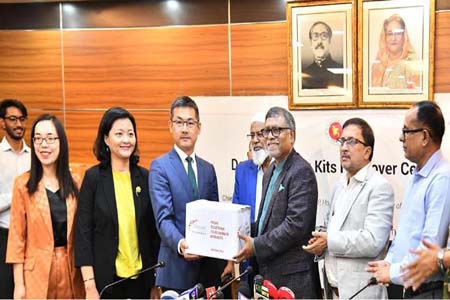 ডেঙ্গু ঠেকাতে মশা মারার কাজ