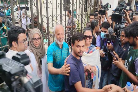 শিক্ষার্থীকে থানায় গিয়ে ছাড়িয়ে নিয়েছেন